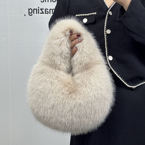 手提毛毛包女秋冬新款今年流行的包包高级感小众毛绒包包手拿小包