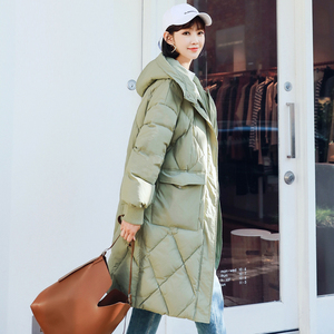 豆沙绿羽绒服女