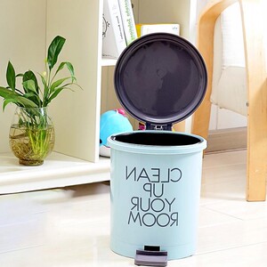 脚踩开盖垃圾桶