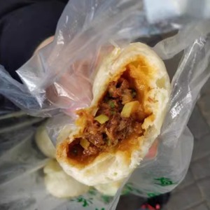 北京牛街聚宝源外卖窗口清真牛肉大葱羊肉包子小吃面食即食熟食