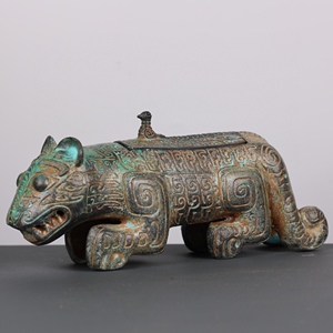 仿古青铜器摆件 商周时期 伏鸟双尾青铜虎 江西省博物馆藏