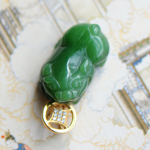 18k金镶嵌精品苏工纯天然和田碧玉雕刻貔貅吊坠铜钱款俄料