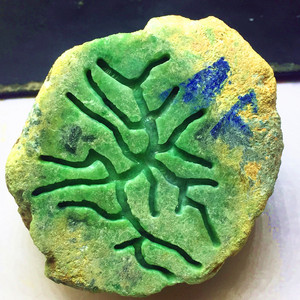 原石开窗翡翠手把件