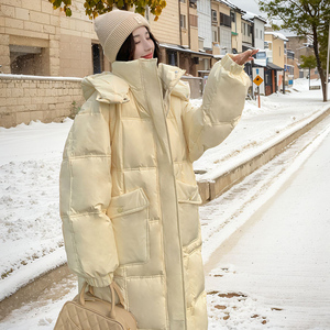 奶黄色减龄长款羽绒服女2024冬新款韩版宽松保暖时尚90白鸭绒外套