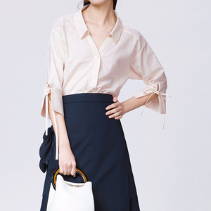 m新款其他纯色韩系休闲通勤翻v领开口袖口系带单排扣女式中袖衬衫