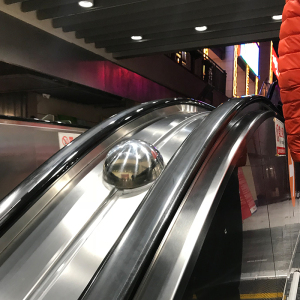 自动扶梯中间防滑装置不锈钢禁止攀爬金属半球半圆球防攀爬防阻挡