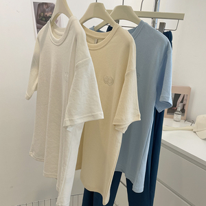 浅色上衣打底衫