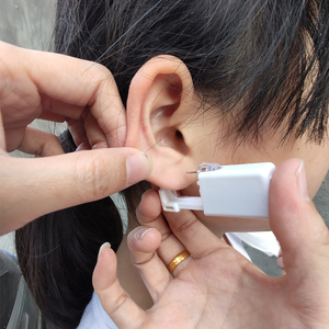 打耳洞神器一次性二代无痛穿耳器打耳钉枪钛钢耳钉打耳骨穿耳眼孔