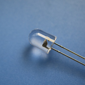 led灯珠8mm圆头红外线发射管850灯珠智能玩具汽车灯条摄像头视频