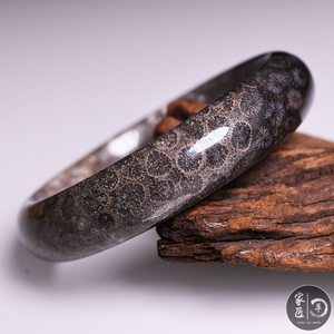 羊家匠精品天然印尼珊瑚玉老料黑金沙立体雏菊花菊花石化玉手镯