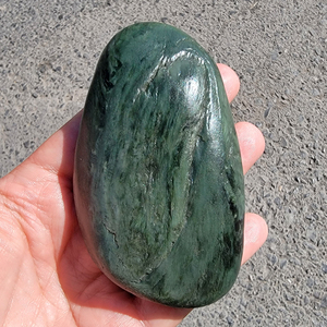 方言和田玉精品新疆玉龙河产绢丝状结构沙枣青籽料老熟原石把件w