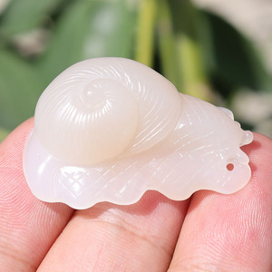 方言和田玉精品特惠青海料罕见藕粉色白玉山料立体蜗牛吊坠挂件n
