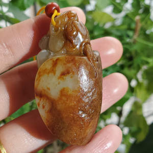 方言企业精品新疆籽料聚老熟栗子黄黄沁皮黄玉玉种龙龟手把件a