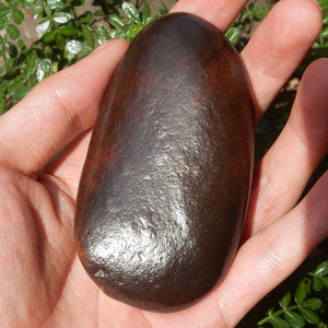 方言新疆和田玉墨玉河老熟黑油皮红沁籽料一口气玩料大把件原石w