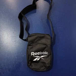 Reebok锐步男女运动训练健身跑步斜挎包户外旅游胸包小拎包FL5122