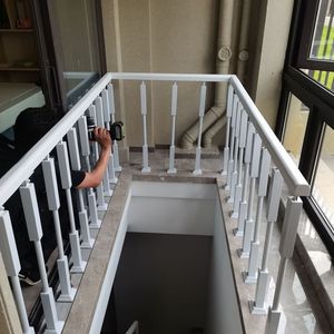 轻奢楼梯扶手护栏儿童安全围栏立柱简约家用欧式室内铁艺实木栏杆