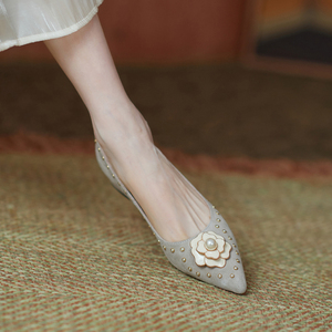 法式女鞋2024年新款尖头花朵小香风低跟珍珠平底软皮浅口百搭单鞋