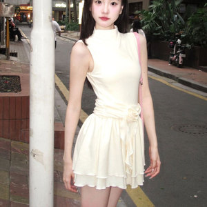 纯欲风辣妹白色玫瑰装饰针织连衣裙女夏季修身修身半高领背心短裙