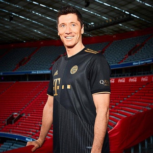 德甲21-22新款拜仁慕尼黑客场黑金球衣9号莱万穆勒球员印号足球服