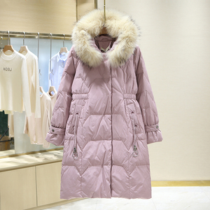 奥系列 流行色彩坐标女装折扣店冬季新款中长款貉子毛领羽绒服