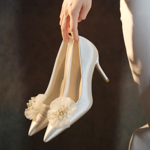 白色高跟鞋婚纱