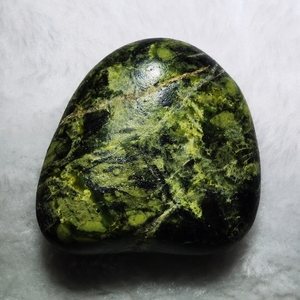 西藏药王石手把件藏玉原石蛇纹石玉把玩件藏宝陨玉养生保健藏磁石