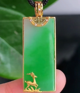 新款18k金镶嵌冰糯种飘翠绿色长方形一路有你无事牌吊坠鉴定a翡翠