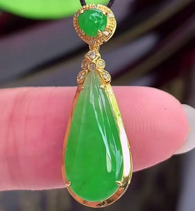 水滴吊坠女翡翠冰种
