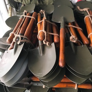 正品工兵铲65式锰钢工兵锹木把铁锹正品小锹老锹户外水曲柳木铲子