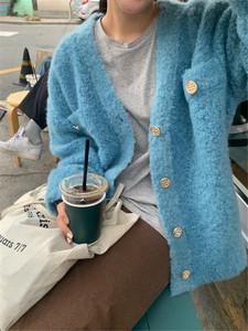 韩国INS秋冬新款复古风金扣清新蓝色毛绒绒针织开衫毛衣外套女