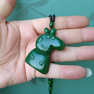 和田玉翡翠色卡通小猪佩奇吊坠女士小孩学生项链玉坠挂件生肖猪佩