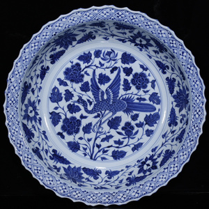 古玩古董元明清手绘瓷器陶瓷 元青花孔雀戏牡丹花纹菱花口折沿盘