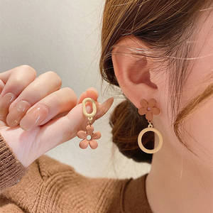 不对称花朵耳环2024年新款潮秋冬女圆环精致甜美可爱高级感耳饰品