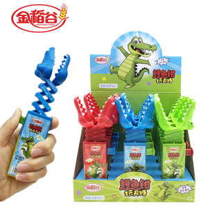 网红金稻谷伸缩鳄鱼钳夹子手臂儿童创意好吃好玩糖果玩具超市零售