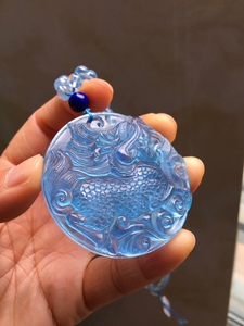天然海蓝宝麒麟圆牌吊坠毛衣链原石精雕男女款蓝色水晶