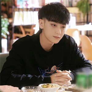 才不要和老板谈恋爱黄子韬陆询同款黑色圆领印花纯棉长袖卫衣男女
