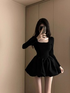 甜辣妹方领秋季短款长袖花苞连衣裙女小个子收腰显瘦黑色蓬蓬裙