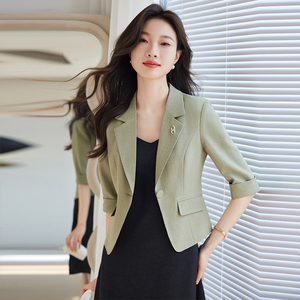 绿色中袖西装外套女夏季薄款短款小个子2024新款高级感休闲小西服