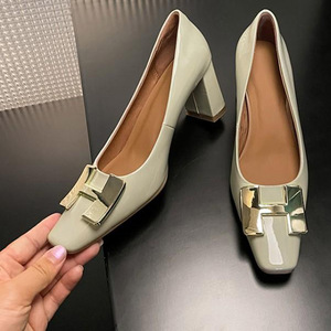 方扣单鞋女2022年新款粗跟漆皮瓢鞋方跟方头浅色高跟鞋春款船鞋
