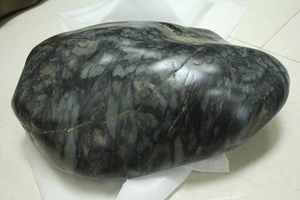 79公斤大型原石 新疆和田玉墨玉青花籽料