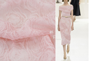 柔软垂感 凹凸立体压褶雪纺布料 粉色玫瑰花连衣裙旗袍设计师面料