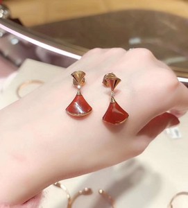 bvlgari/宝格丽 18k玫瑰金 镶钻 小裙子 扇形 耳钉女 红玉髓 二环