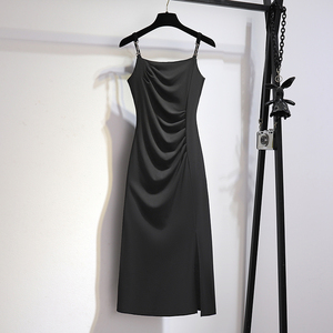 黑色吊带连衣裙2024新款女夏季气质高级感开叉褶皱后妈包臀长裙子