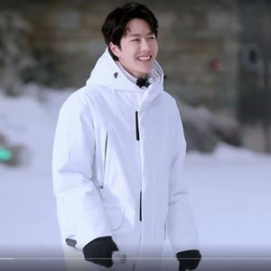 天天向上王一博同款白色拼接羽绒服滑雪服保暖时尚简约男私人定制