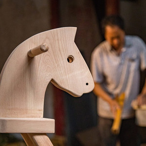 一盒故乡木匠爸爸制作的童年实木榉木摇马木马摇椅儿童木质玩具