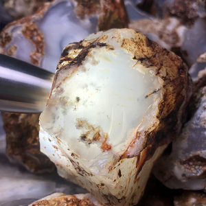 非洲海洋白玉髓原石观赏摆件鱼缸小料玉石带状玛瑙雕刻挂件毛料