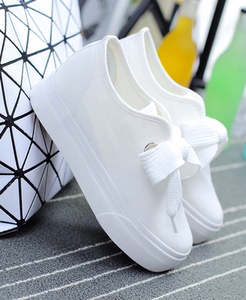 纯白平底鞋女