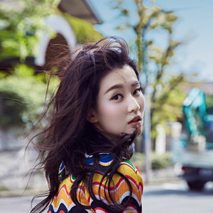 欢乐颂2乔欣关雎尔关关明星微博同款彩虹条纹印花中长款连衣裙女