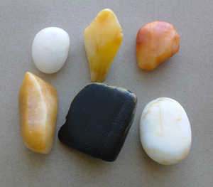 金丝玉原石地表籽料新疆天然红石头戈壁料黄龙玉挂件吊坠捡漏籽料