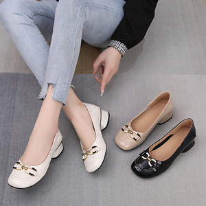 真皮漆皮浅口粗跟单鞋春夏2022年新款中跟软底一脚蹬大码41女鞋43